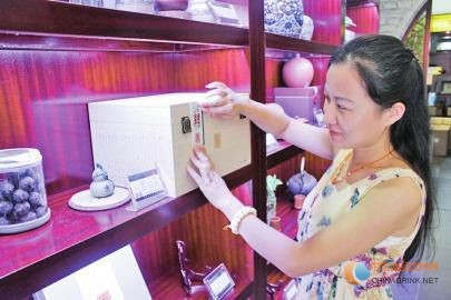 茶行工作人員正在準備中秋茶禮。