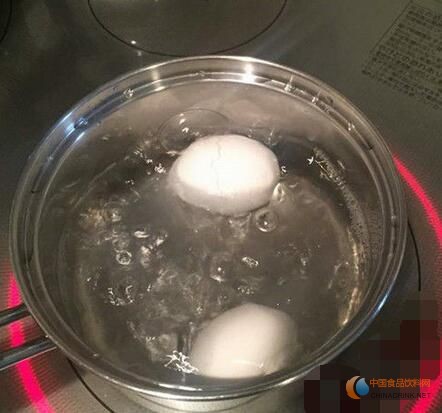 敢吃嗎？島國(guó)人竟用飲料煮出綠色雞蛋！